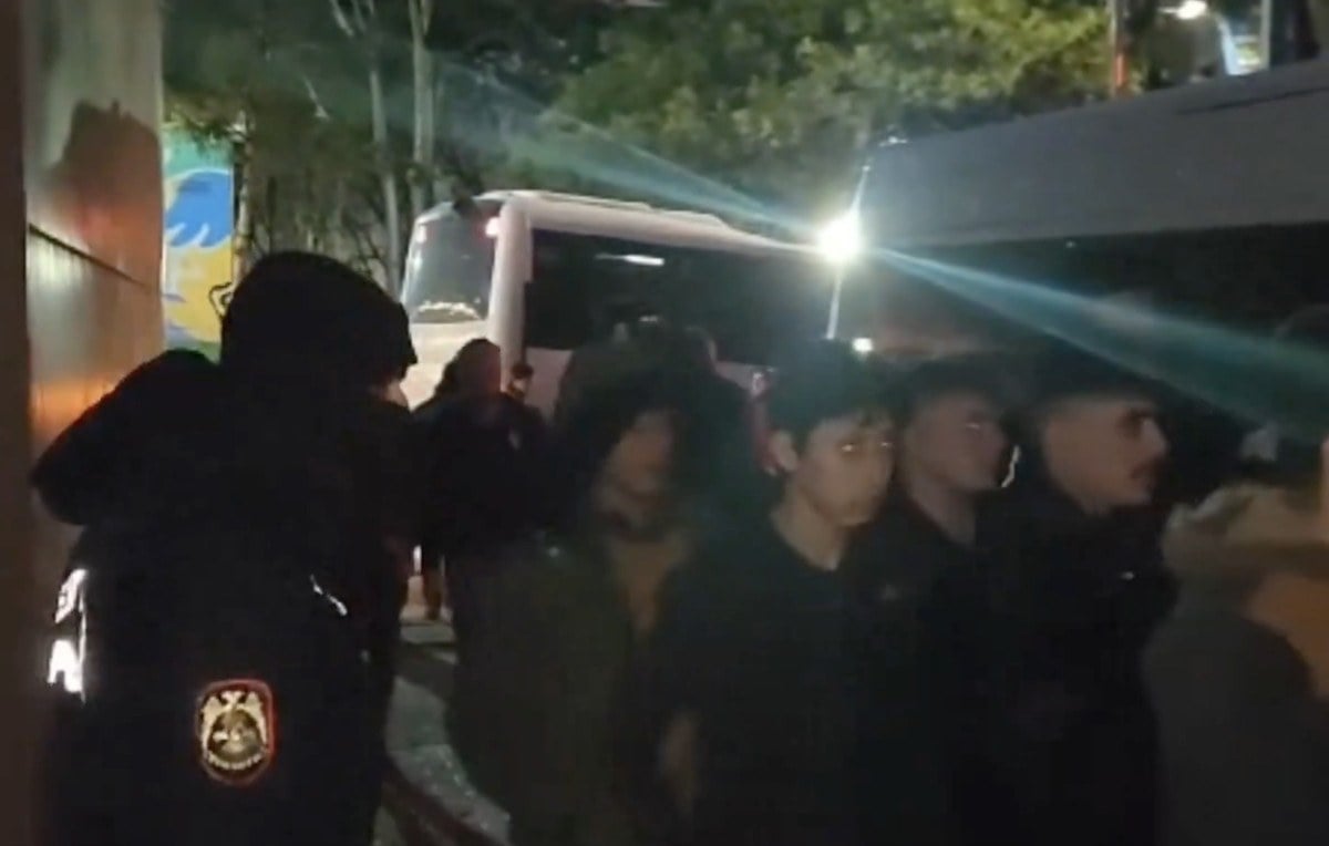 mugla ve bursa merkezli 6 ilde gocmen kacakciligi operasyonu 0 BrL2Dups