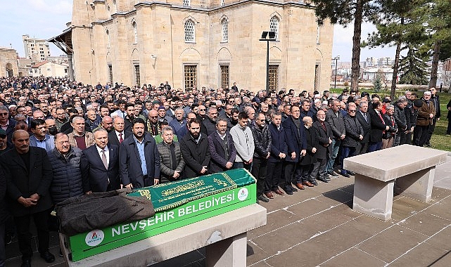 Nevşehir Belediye Başkanı Dr. Mehmet Savran, hafta sonu hayatını kaybeden iş insanı Necmi Cantekin’in cenaze törenine katıldı
