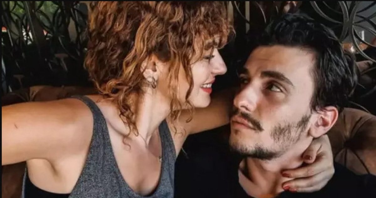 selenanin yildizi hazal senel bosaniyor iddiasi esiyle fotograflarini kaldirdi 0 lE4AlVSq