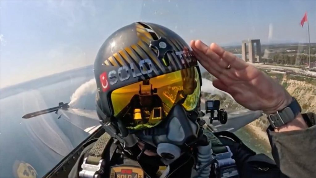 soloturkten canakkale zaferinin yil donumunde gosteri ucusu Cjeavigk