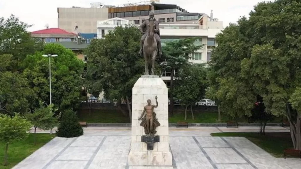 sultan abdulazizin cami temeli uzerine dikilen ismet inonu heykelini ibb koruma altina aldi KzrQggID