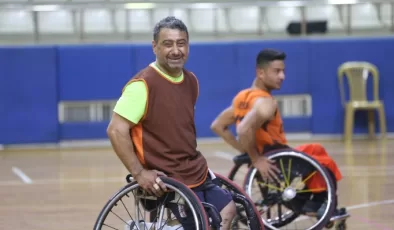 Tekerlekli sandalye basketbol ekibinde 32 yıldır ter döküyor