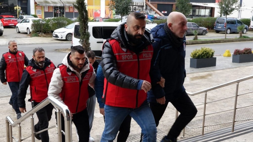 trabzonda olayli macta sahaya giren suphelilerden 7si adliyede sdhXwVOG