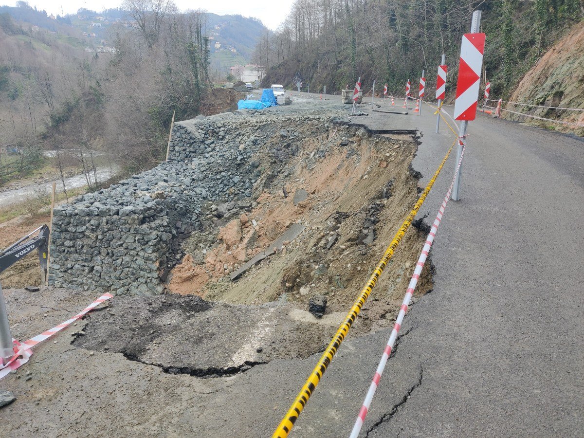 trabzonda yol calismasinda heyelan felaketi 2 wVlRNYdr