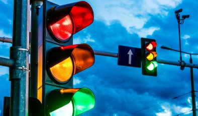 Trafik ışıklarına dördüncü bir renk eklemek, trafik sorununu çözebilir mi?