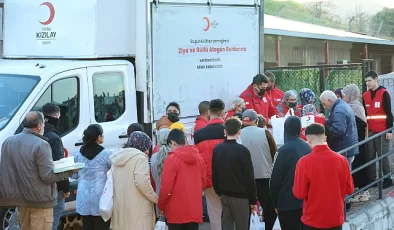 Türk Kızılay İzmir İl Merkezi Günlük 2000 Kişiye İftar Veriyor