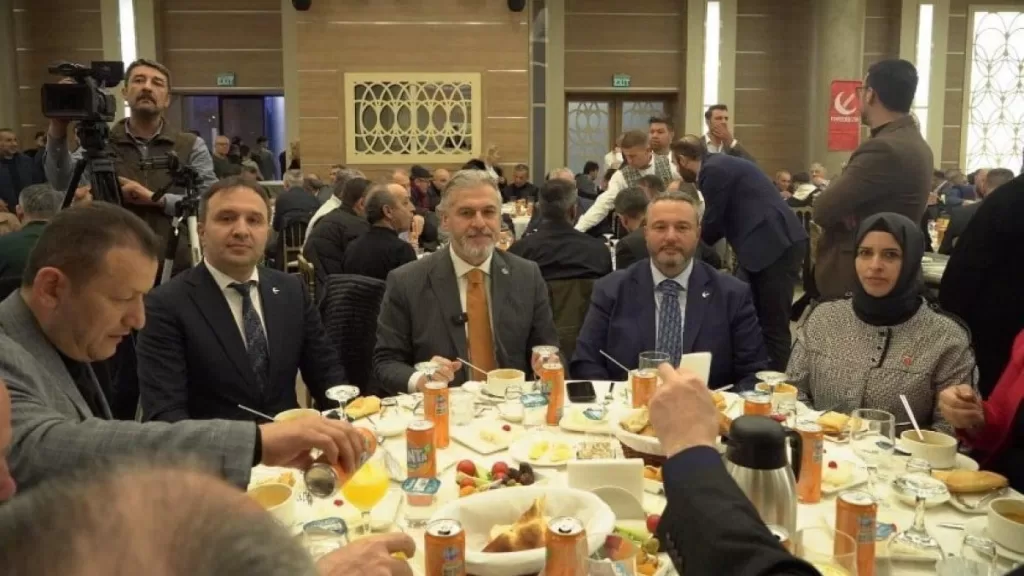 yrpli mehmet altinoz iftarda israil urunu fanta icti ciTmpPSj
