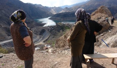 Yusufeli Barajı’ndaki su çekilince, batık köyler yeniden göründü: İzlemeye geldiler
