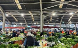 Zonguldak halk pazarında bezelye 100 liradan satıldı