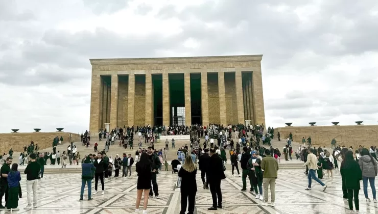 Anıtkabir’de bayramda ziyaretçi yoğunluğu yaşandı