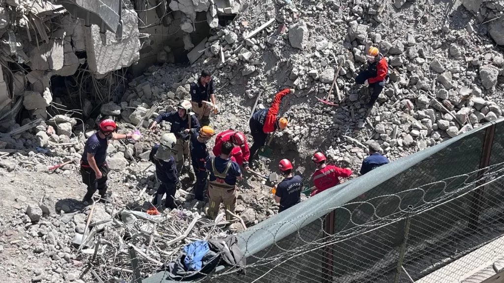 ankarada yikim sirasinda molozlarin altinda kaldi hayatini kaybetti xkVcvBfS