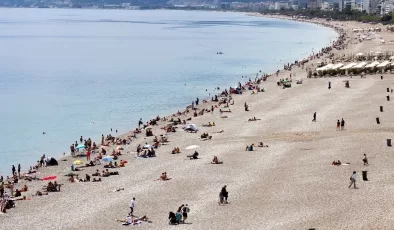 Antalya’ya turist akını! Konyaaltı Sahili’nde ‘bayram tatili’ yoğunluğu başladı