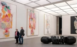 Avrupa’nın en ünlü sanat galerine kendi resimlerini astı! Hemen işten çıkarıldı
