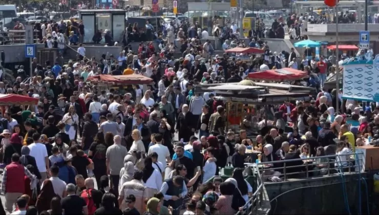 Bayramın son gününde de Eminönü’nde yoğunluk yaşandı