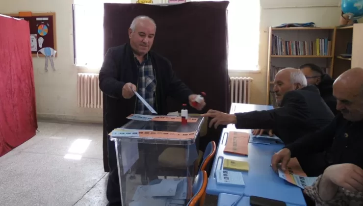 Çankırı Kalfat’ta 15 yıl sonra bir ilk: Belediye başkanını seçmek için sandığa gittiler