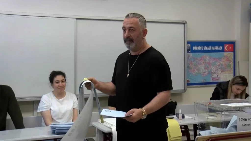 cem yilmaz sandik basinda istanbulda oyunu kullandi V8S3qgKA