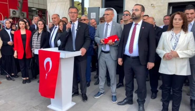 CHP’li Alaşehir Belediyesi Başkanı Ahmet Öküzcüoğlu Kur’an-ı Kerim’i öptü