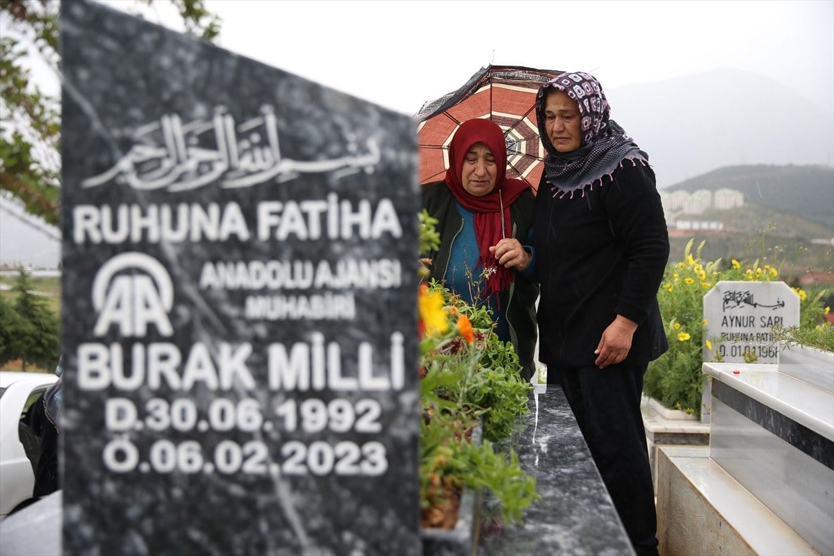 deprem bolgesinde hayatini kaybedenler unutulmadi mezarliklar ziyaret edildi 0 kkKbJYYc
