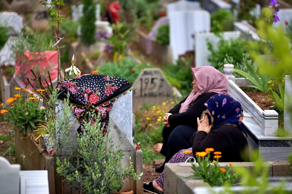 deprem bolgesinde hayatini kaybedenler unutulmadi mezarliklar ziyaret edildi 1 6H2ze5ja