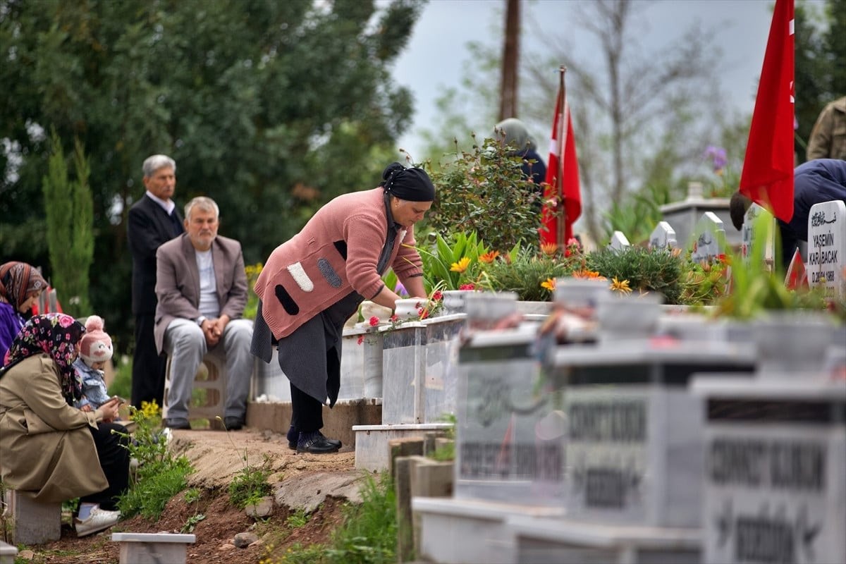 deprem bolgesinde hayatini kaybedenler unutulmadi mezarliklar ziyaret edildi 2 UNmP3mKX