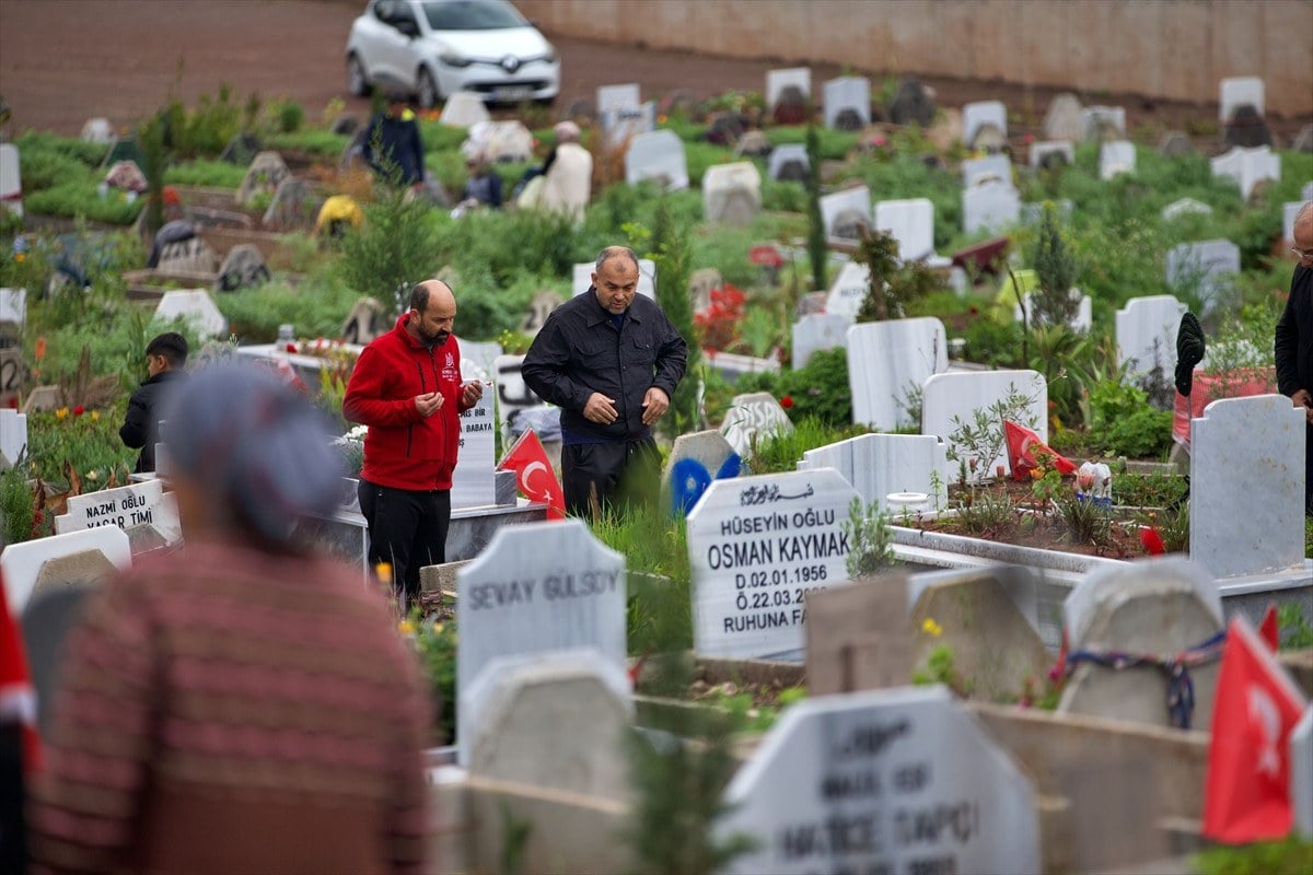 deprem bolgesinde hayatini kaybedenler unutulmadi mezarliklar ziyaret edildi 3