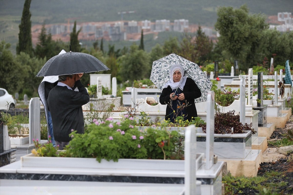 deprem bolgesinde hayatini kaybedenler unutulmadi mezarliklar ziyaret edildi 5 YtYruX13