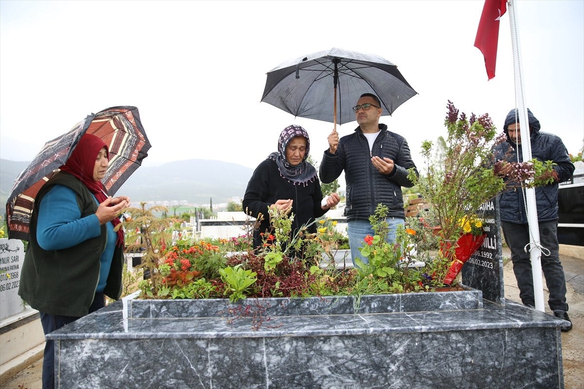 deprem bolgesinde hayatini kaybedenler unutulmadi mezarliklar ziyaret edildi 6 IPU361Uy