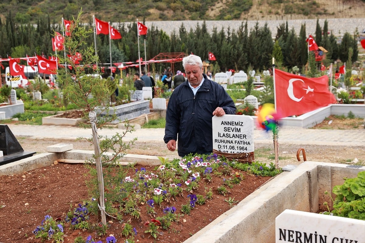 deprem bolgesinde hayatini kaybedenler unutulmadi mezarliklar ziyaret edildi 7 sMyvjXlj