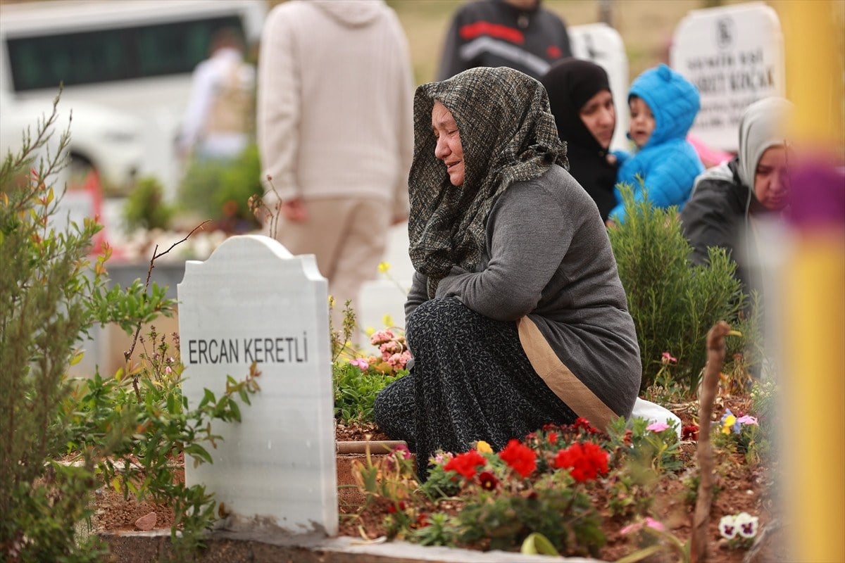 deprem bolgesinde hayatini kaybedenler unutulmadi mezarliklar ziyaret edildi 8 zPAgFWew
