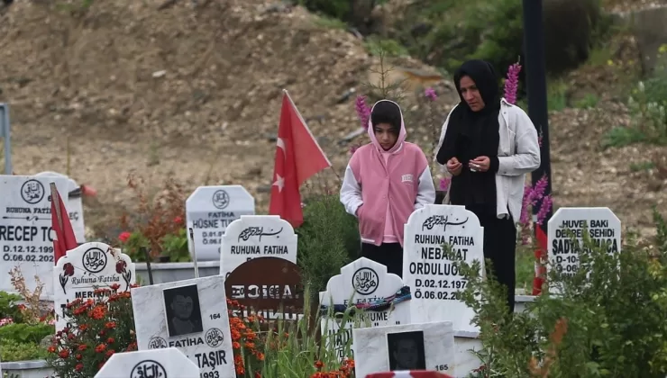 Deprem bölgesinde hayatını kaybedenler unutulmadı: Mezarlıklar ziyaret edildi