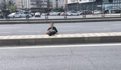 Diyarbakır’da akan trafikte yolun ortasına tuvaletini yapan adam kamerada