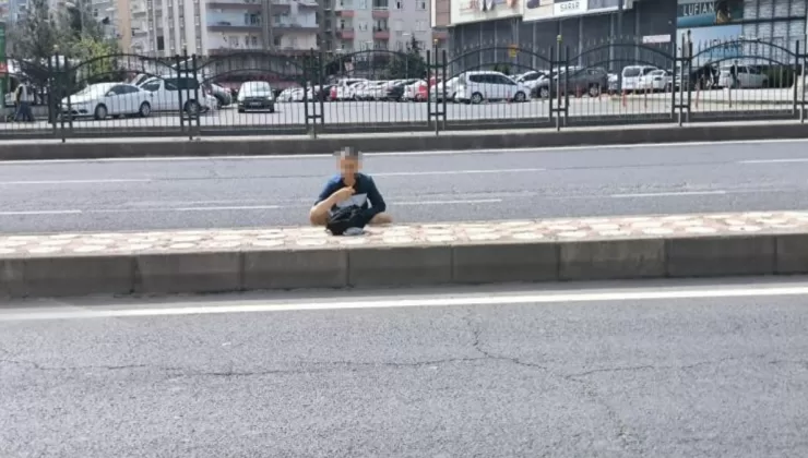 Diyarbakır’da akan trafikte yolun ortasına tuvaletini yapan adam kamerada
