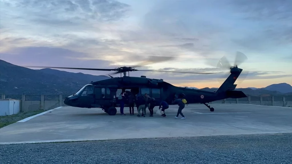 diyarbakirin kirsal kesimine oy pusulalari askeri helikopterle ulastirildi ekPmhZM5