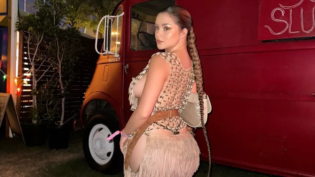 dunyaca unlu model demi rose yeni yasini kutladi mavi elbisesiyle pozlarina begeni yagdi iZ9RmiD5