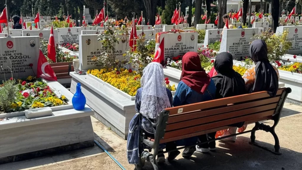 edirnekapi sehitliginde buruk bayram tek tesellimiz sehit olmasi k9RPKDi6