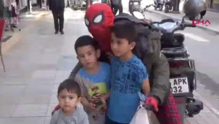 Hatay’da depremzede çocuklar yerli Örümcek Adam ile buluştu