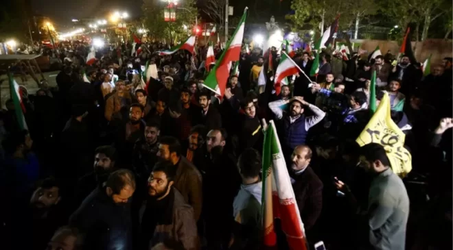 İran’ın İsrail’e saldırısı Tahran’da coşkuyla kutlandı! “Kahrolsun İsrail” sloganları attılar