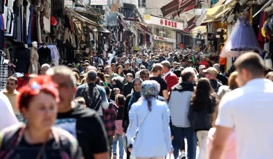 İstanbul’da arefe yoğunluğu! Alışveriş için Eminönü’ne akın ettiler
