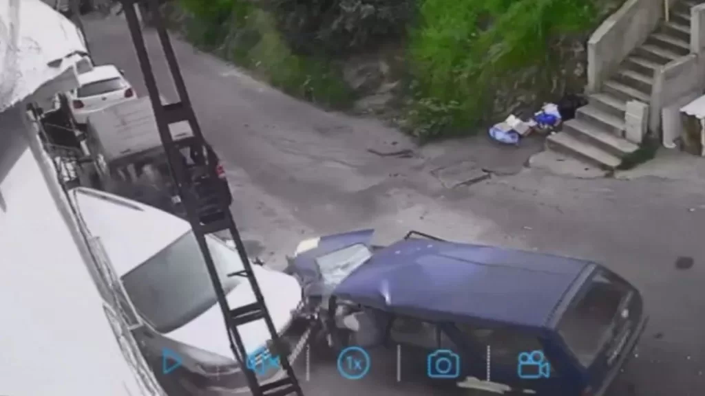 istanbulda asiri hizli otomobil iki araca carparak durabildi fsFOQeVw