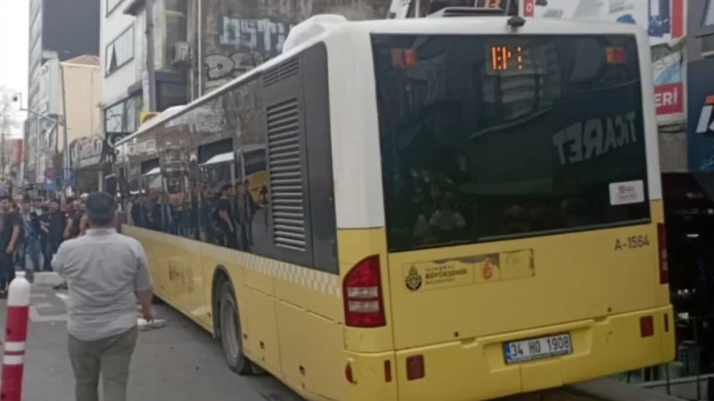 istanbulda iett otobusu kaldirima cikti P5KCTQwz