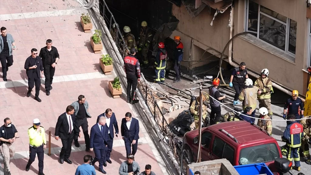 istanbulda yangin felaketi vali davut gul olay yerinde inceleme yapti MphLN2U6
