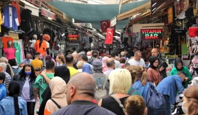 İzmir’de bayram hareketliliği Tarihi Kemeraltı Çarşısı’nda yaşanıyor