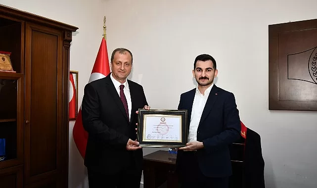 İznik Belediye Başkanı Kağan Mehmet Usta ve Belediye Meclis Üyeleri mazbatalarını düzenlenen törenle aldılar