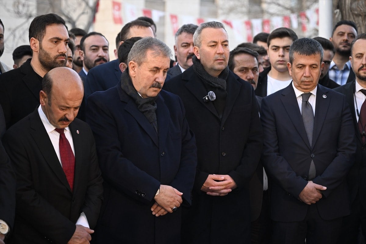 mustafa destici muhsin yazicioglunun kabrini ziyaret etti 0 GKMI9azQ