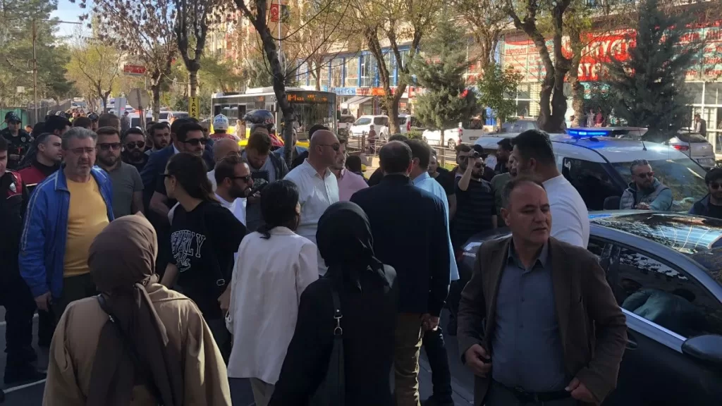 siirtte dem partinin secim kutlamasinda polise tasli saldiri 9 gozalti iMRCNr6i