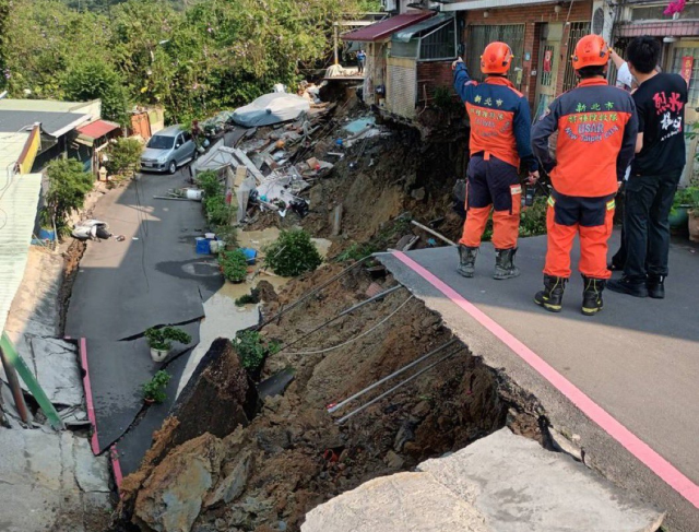 tayvanda 74 buyuklugunde deprem cok sayida bina yikildi tsunami uyarisi geldi 1