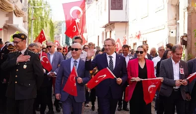 Türkiye Cumhuriyeti’nin kurucusu Gazi Mustafa Kemal Atatürk’ün Ayvalık’a gelişinin 90’ıncı yıl dönümü kutlandı. Program, Ayvalık Karayolları 29’uncu Şube Şefliği bahçesinden başladı