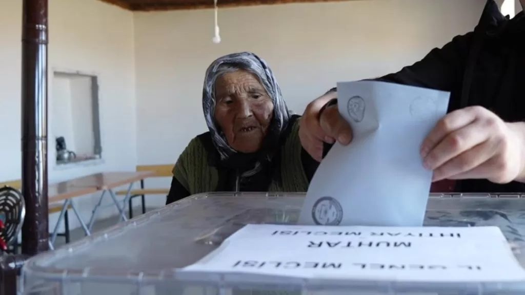 turkiyenin en yasli secmeni kirikkalede 117 yasindaki arzu nine oyunu verdi I2G4QefR