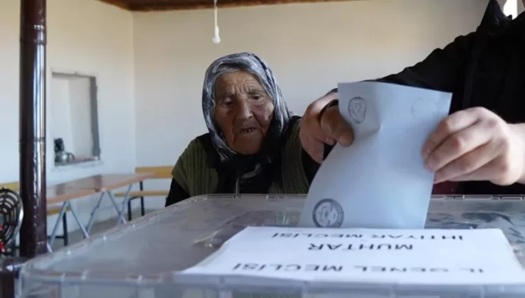 Türkiye’nin en yaşlı seçmeni Kırıkkalede! 117 yaşındaki Arzu nine oyunu verdi