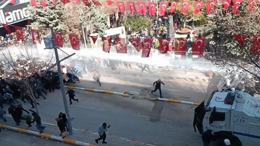 vanda izinsiz gosteriler devam ediyor polise saldirip cevreye zarar verdiler K5t1Q8Va